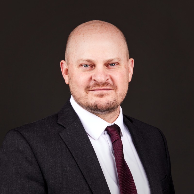 Portrait of Derek Knowlton